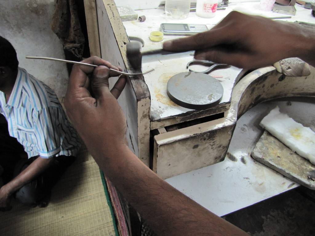 Snapshot of our karigar manufacturing our gold jewellery in the Jaipur workshop