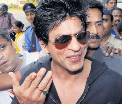 SRK-wears-emerald-ring-under-gauri-s-direction