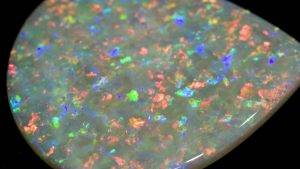 Spectral Colours of Opal